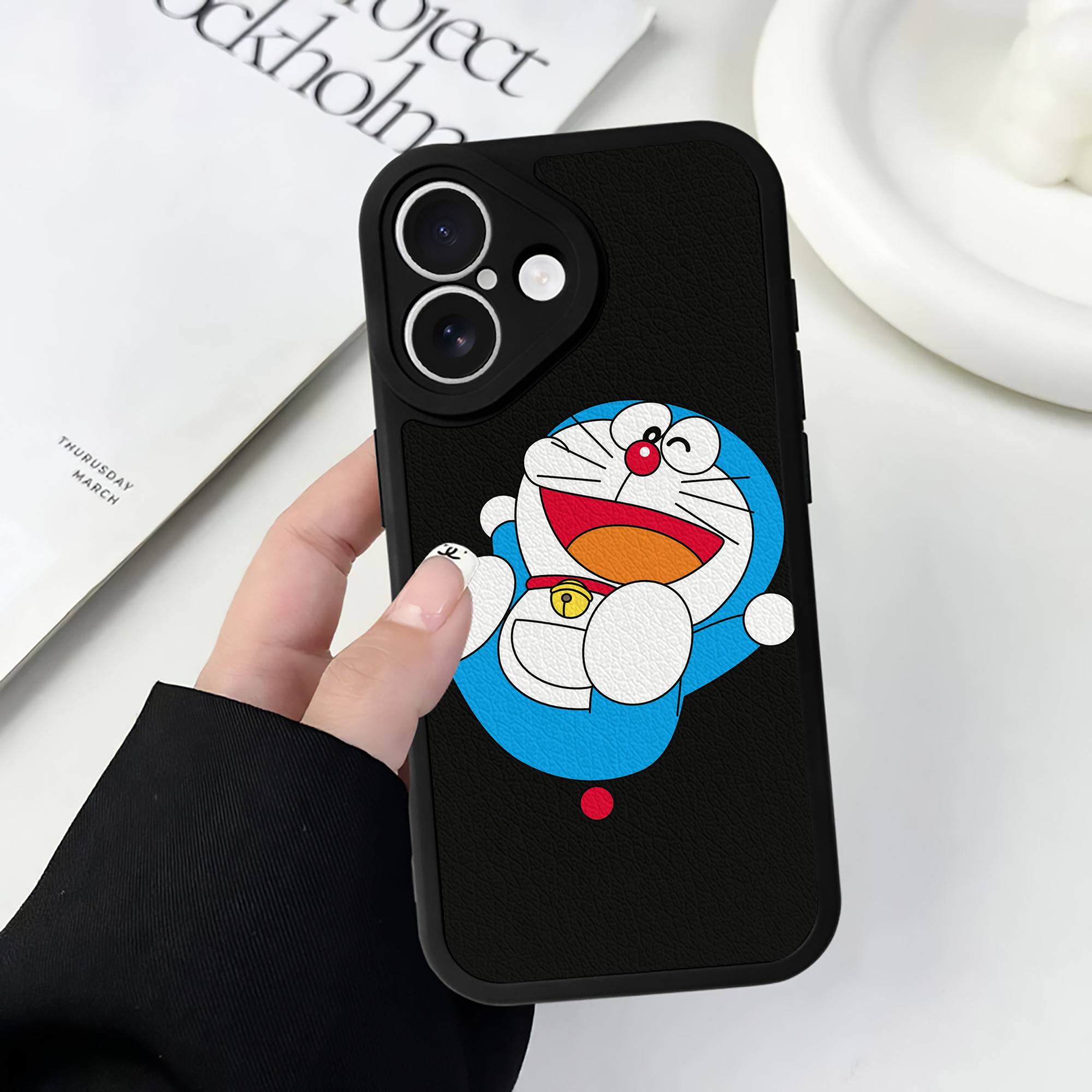 （画像用） ドラえもん Doraemon 【iPhone 16シリーズ対応】シリコンスマホケース（レザー調） 材質：シリコン
